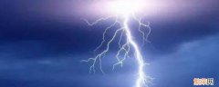 雷雨天气时在空旷的野外如何避雷 雷雨天气时在空旷的野外如何避雷可以去山