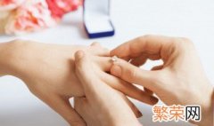 女生中指戴戒指说明什么意思 女生中指戴戒指是什么意思